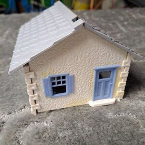 VINTAGE Plasticville MIB CAPE COD HOUSE KIT HP-9 White GRAY BLUE TRAIN ACCESSORY